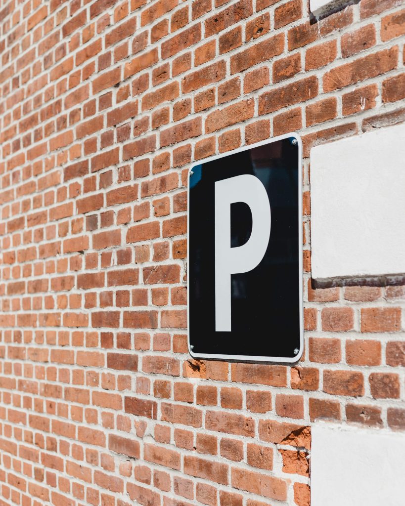 Photo de <a href="https://unsplash.com/fr/@georgiadelotz?utm_content=creditCopyText&utm_medium=referral&utm_source=unsplash">Georgia de Lotz</a> sur <a href="https://unsplash.com/fr/photos/photo-de-la-signalisation-de-stationnement-U-oPiCxTDwc?utm_content=creditCopyText&utm_medium=referral&utm_source=unsplash">Unsplash</a> 